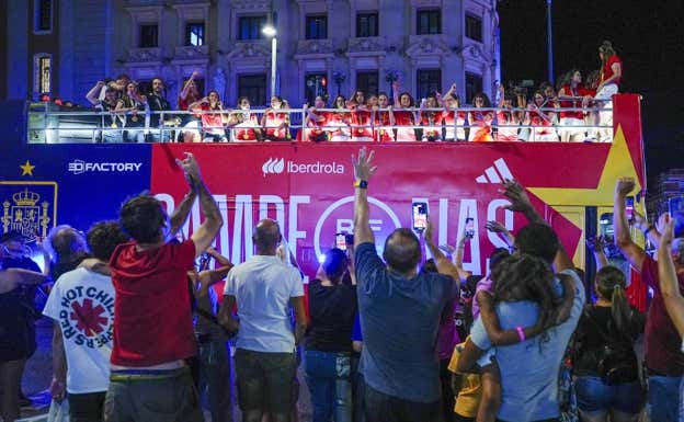 El fiestón de las campeonas: el 'Ferrari' de Misa, el tercer plano de Alexia...