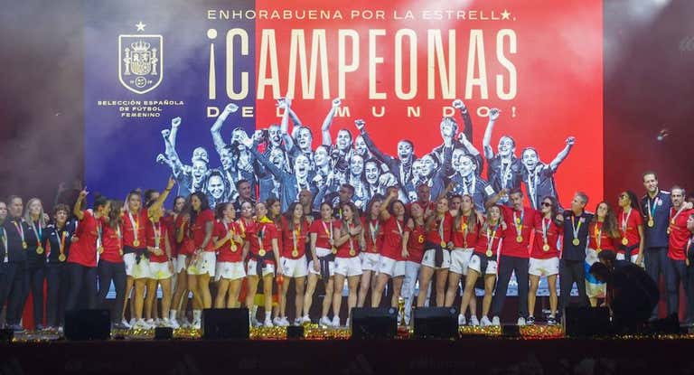 Las jugadoras de la Selección celebran el Mundial en Madrid.