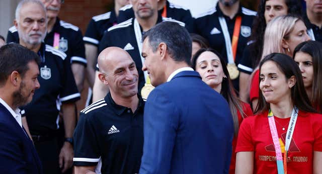 ¿Puede echar Pedro Sánchez a Rubiales? Así se precipita en España el despido de un presidente de federación