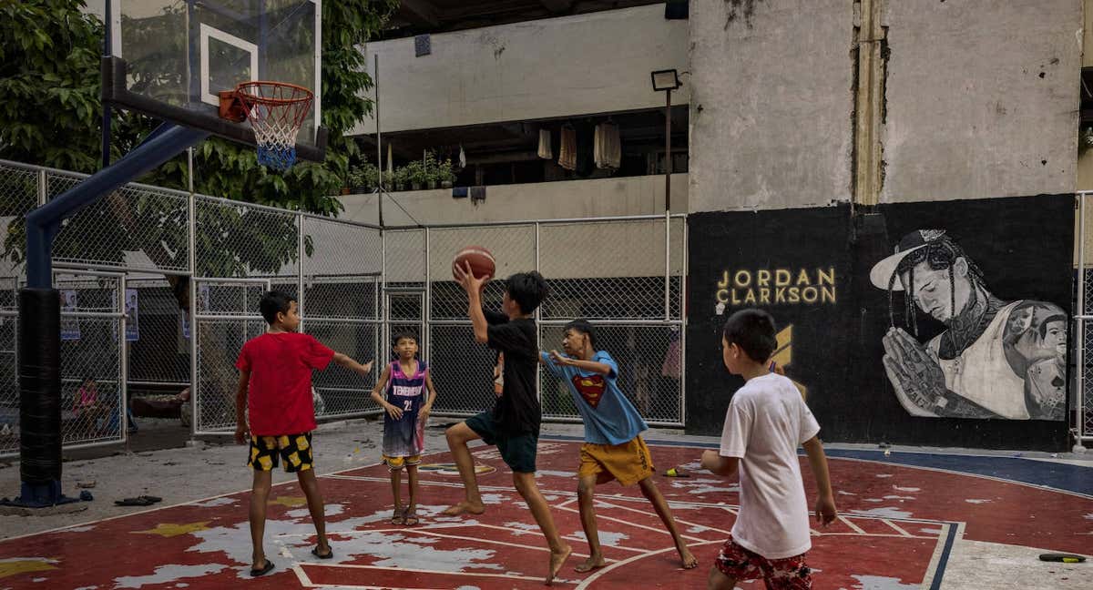 Unos niños juegan al baloncesto en Filipinas. /Getty