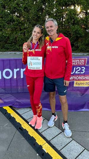 Marta Serrano, junto a su padre después de ganar un bronce europeo Sub-23. RFEA
