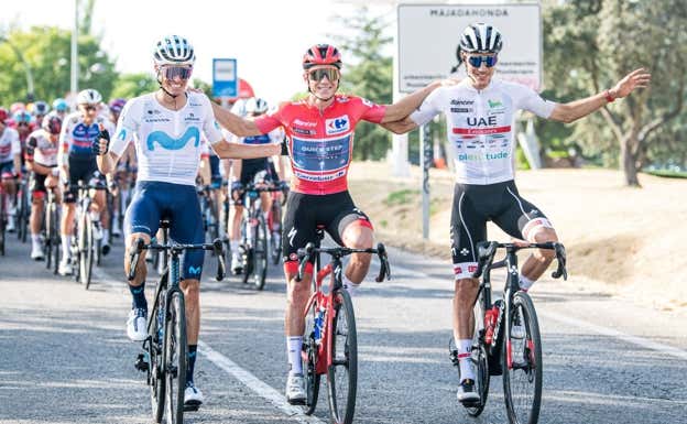 Remco Evenepoel, ganador de La Vuelta en 2022, junto a Enric Mas (izquierda, 2º) y Juan Ayuso (derecha, 3º). GETTY