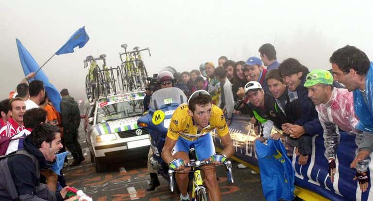 Momento de ascenso del L´Angliru en la Vuelta a España del año 2000.