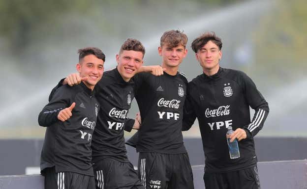 Geralnik (Villarreal), Carboni (Monza), Nico Paz (Real Madrid) y Soulé (Juventus) durante un entrenamiento.  @Argentina