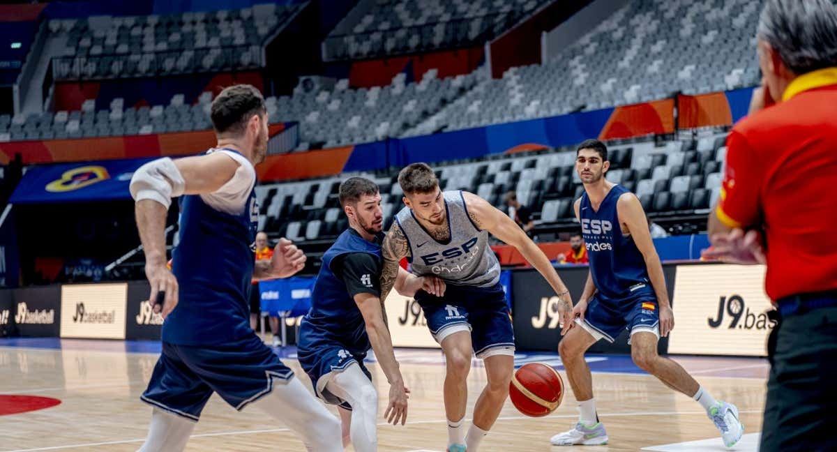 Scariolo observa a sus jugadores durante un entrenamiento en Yakarta./FEB