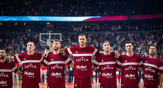 Kristaps Porzingis es uno más en Letonia… y juega al despiste