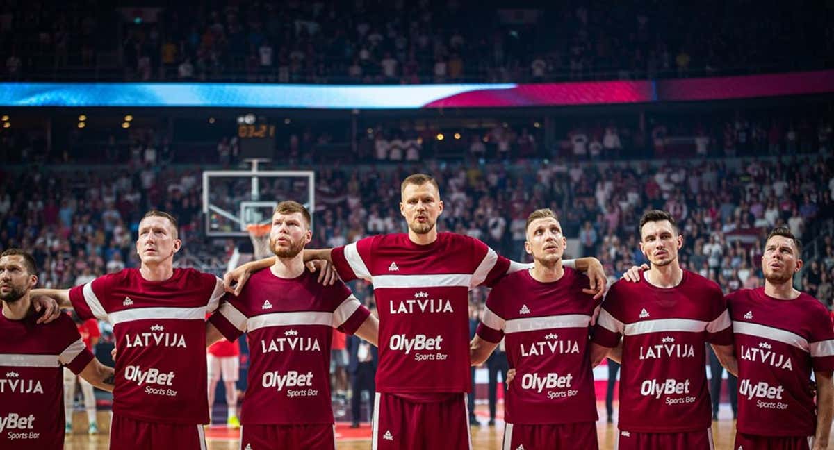 Kristaps Porzingis durante un partido con la selección de Letonia.