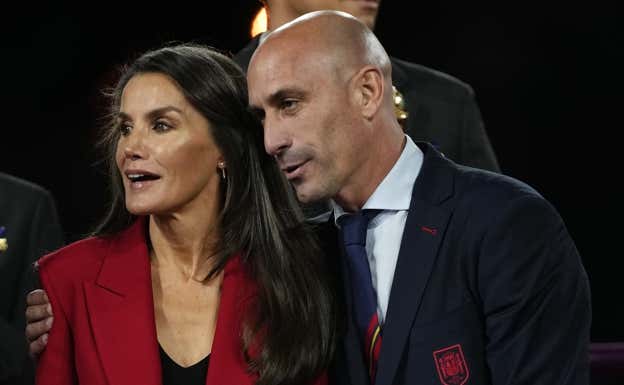 Luis Rubiales agarrando a la Reina Letizia.  GETTY IMAGES