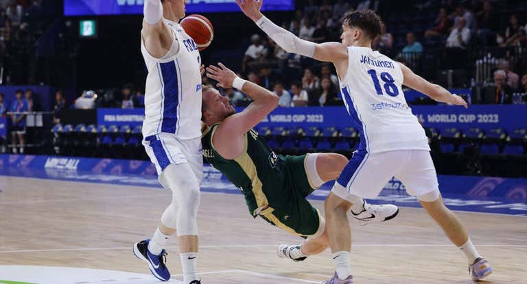 Momento del resbalón de Joe Ingles en el Australia-Finlandia.
