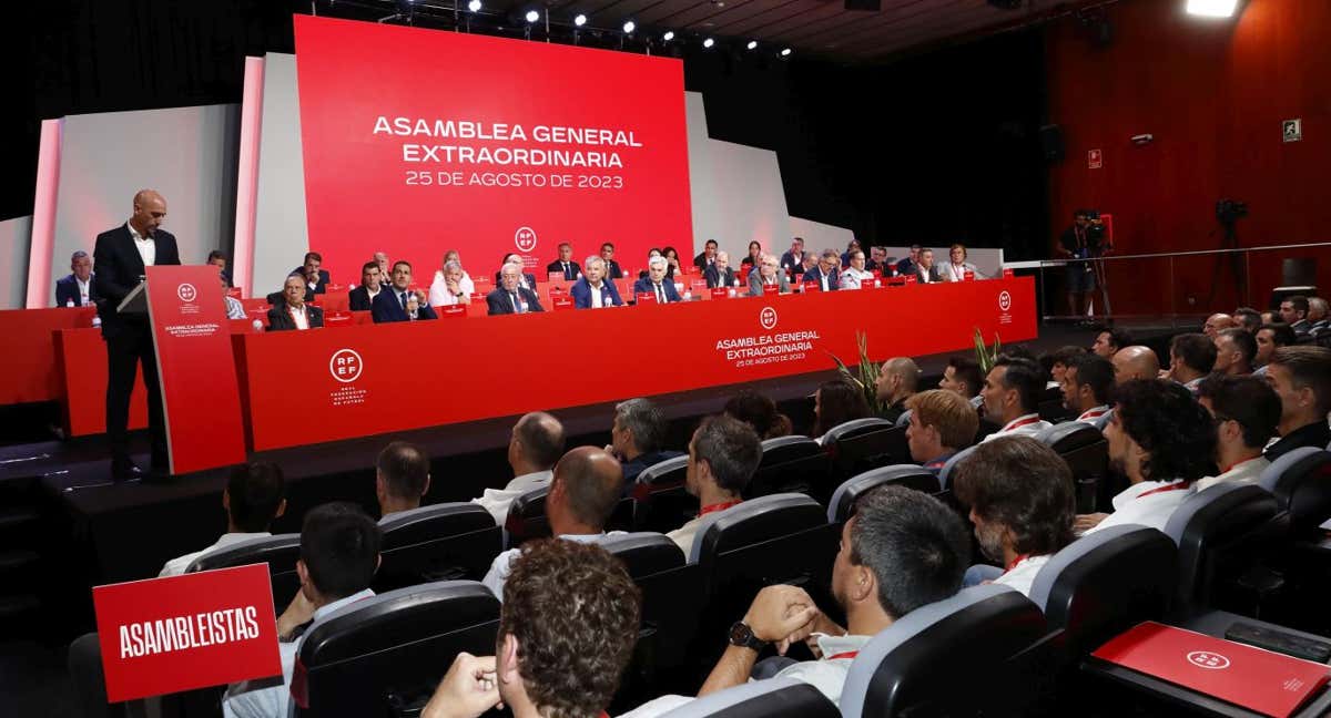 Rubiales interviene ante la Asamblea General Extraordinaria celebrada en la RFEF.