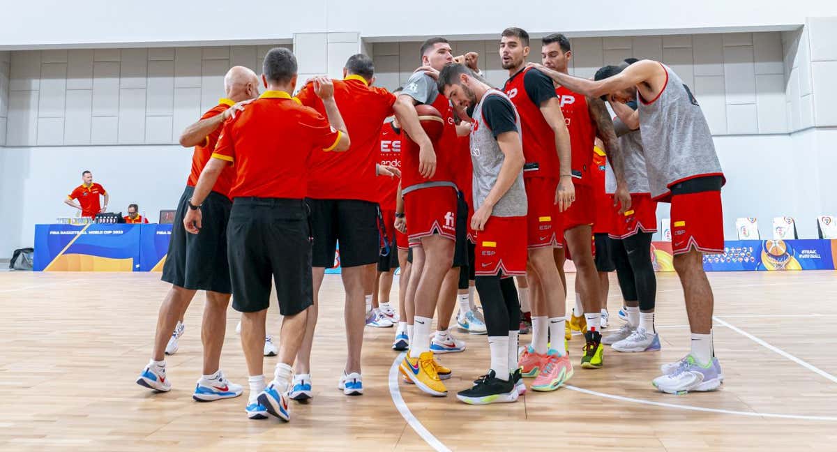 La Selección española se reúne tras su último entrenamiento antes de su estreno./FEB | A. Nevado