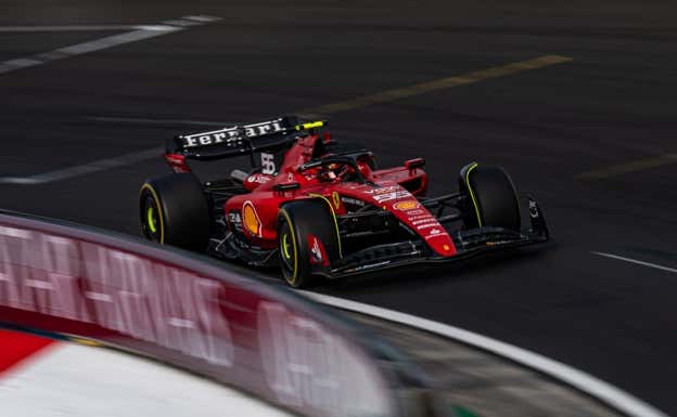 Carlos Sainz, concentrado antes de una sesión.  Ferrari