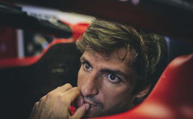 Carlos Sainz, concentrado antes de una sesión de F1.  Ferrari