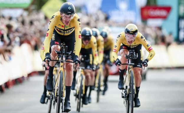 El equipo Jumbo entra en línea de meta en la crono por equipos de 2022. Robert Gesink, que entró el primero, fue el líder de la general al día siguiente. AFP