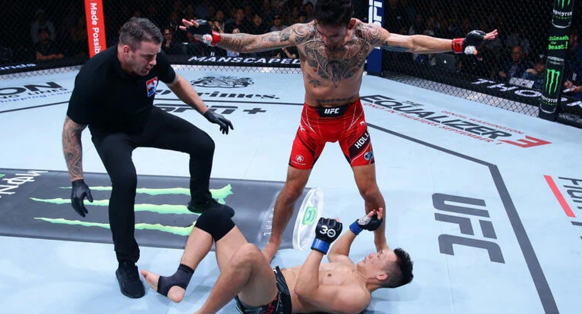 Max Holloway envía al suelo a Korean Zombie en el UFC Singapur./UFC