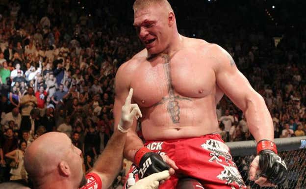 Brock Lesnar celebra su victoria ante Couture para proclamarse campeón del peso pesado de UFC. UFC