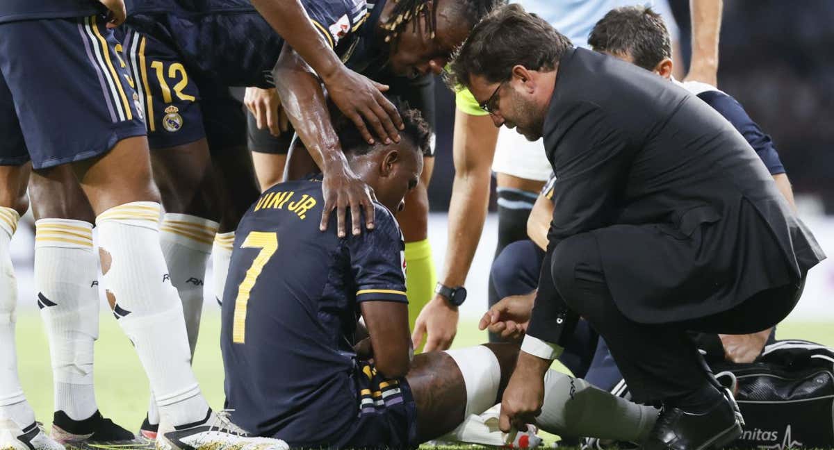 Vinicius, lesionado sobre el césped de Balaídos. /EFE