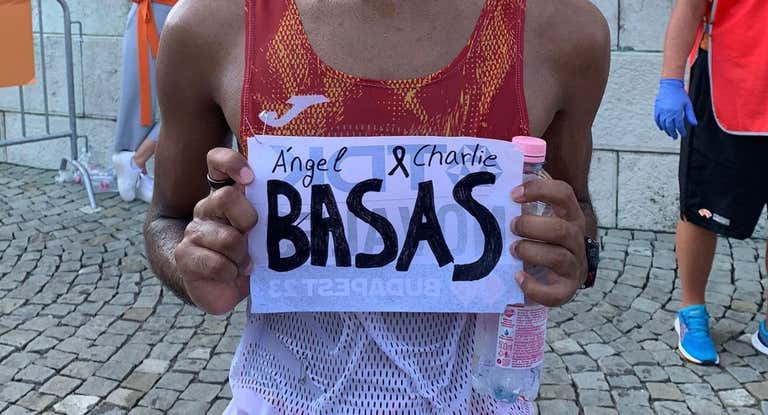 Tariku Novales portando la dedicatoria a Ángel y Carlos Basas en su dorsal del Mundial de Budapest.