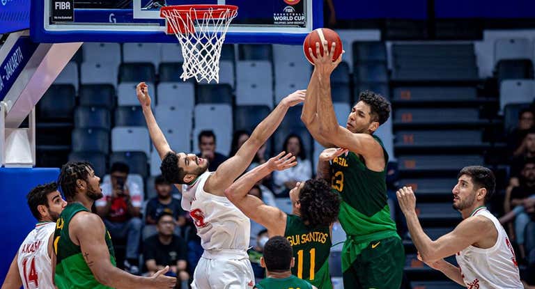 Felipe Dos Anjos captura un rebote ante Irán en su debut mundialista.
