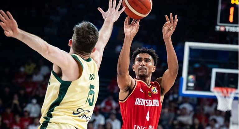 Maodo Lo tira a canasta durante el partido entre Alemania y Australia.