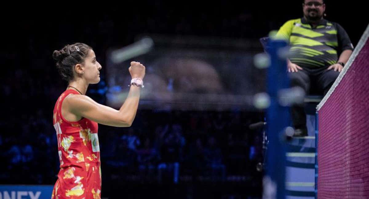 Carolina Marín, frente a la red de un campo de bádminton. /EFE