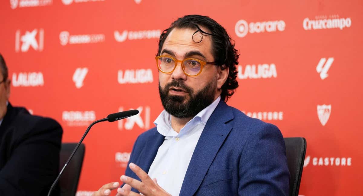 Víctor Orta, en una rueda de prensa con el Sevilla./AFP