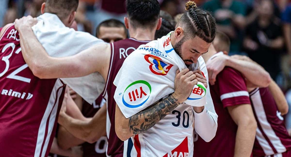 Isaia Cordinier, cabizbajo tras la derrota ante Letonia./FIBA