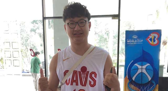 El desolador viaje de He Xiangbao: «He volado 2.800 kilómetros sólo para ver a Ricky Rubio»