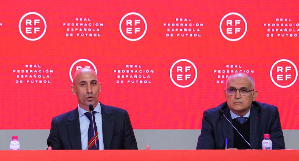 El inhabilitado presidente de la RFEF, Luis Rubiales y su hombre fuerte, Andreu Camps, todavía secretario general.
