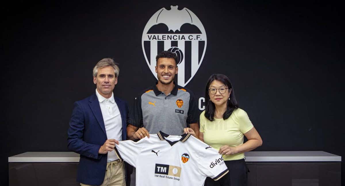 Amallah, Corona y Lay Hoon. /Valencia CF.