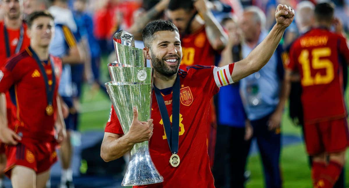 Jordi Alba posa con la Nations League conquistada por España el pasado verano./Getty