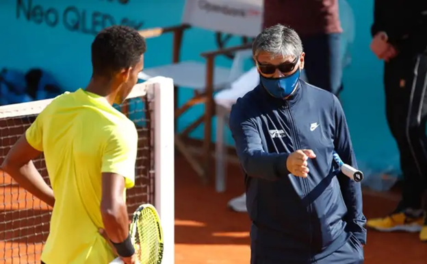 Aliassime y Toni Nadal, durante el Mutua Madrid Open 2021.  GETTY