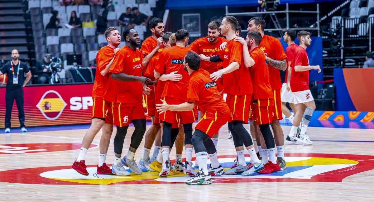 Los jugadores de España hacen piña antes de saltar a la cancha. /FEB | A. Nevado