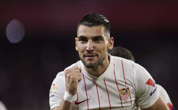 Rafa Mir celebra un gol con el Sevilla.  EP