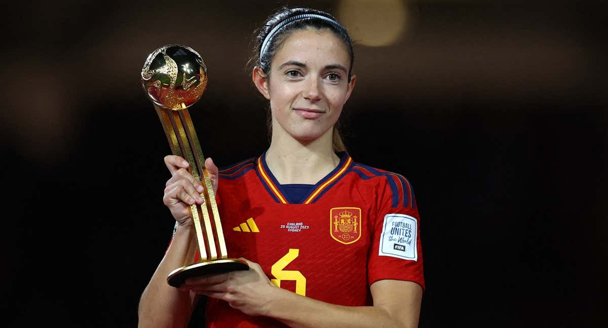 Aitana Bonmati recibe el premio a la mejor jugadora del Mundial./REUTERS