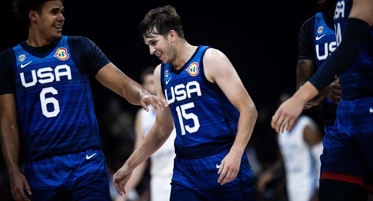 Austin Reaves, dorsal 15, se saluda con sus compañeros, tras su gran partido con EE. UU. ante Grecia. /FIBA