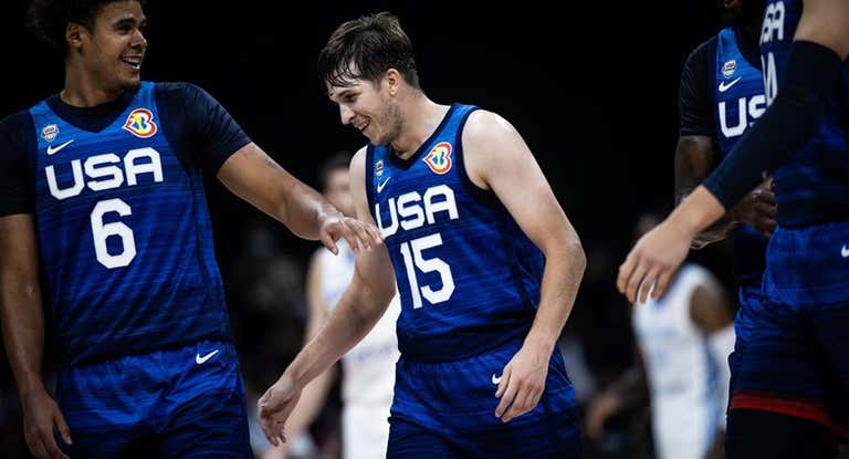 Austin Reaves, dorsal 15, se saluda con sus compañeros, tras su gran partido con EE. UU. ante Grecia.