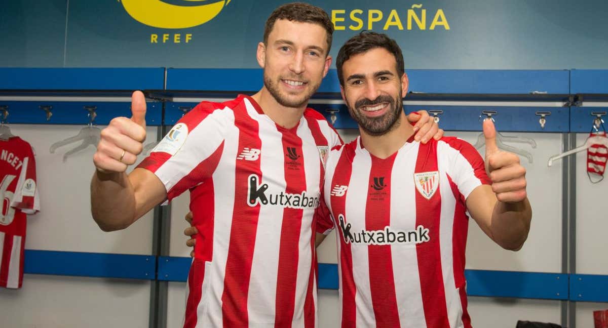 De Marcos y Balenziaga celebran la Supercopa conseguida en 2021./Athletic Club