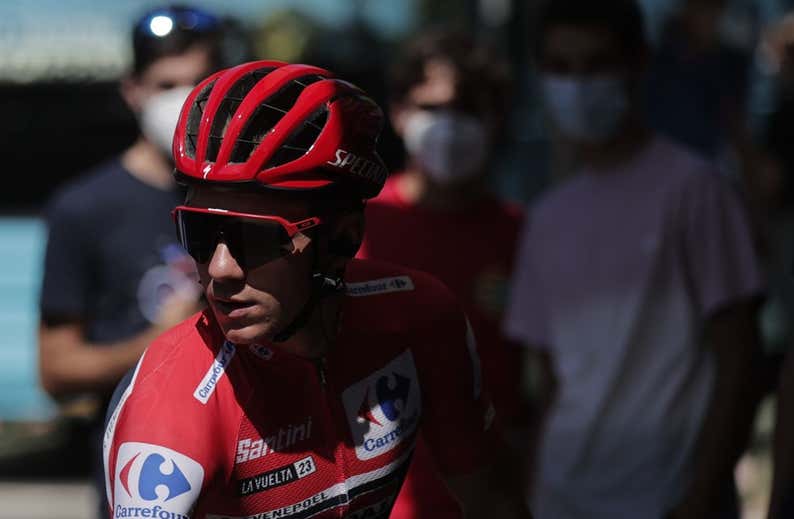 Evenepoel esquiva el virus que asola su equipo.... ¡con guantes de plástico!