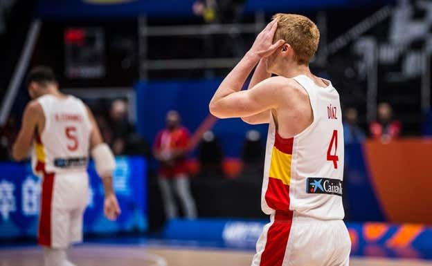 Alberto Díaz lamenta un fallo durante el partido ante Letonia. FIBA