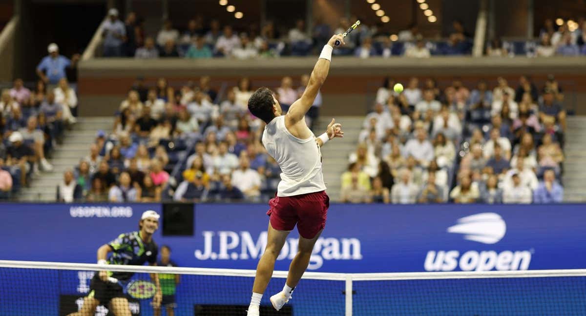 Alcaraz realiza un smash durante su partido de segunda ronda ante Lloyd Harris. /Jerry Lai/Reuters