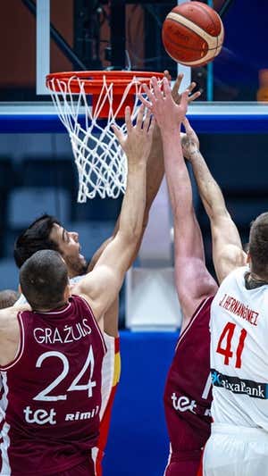 Los hermanos Hernangómez pelean un rebote. FIBA