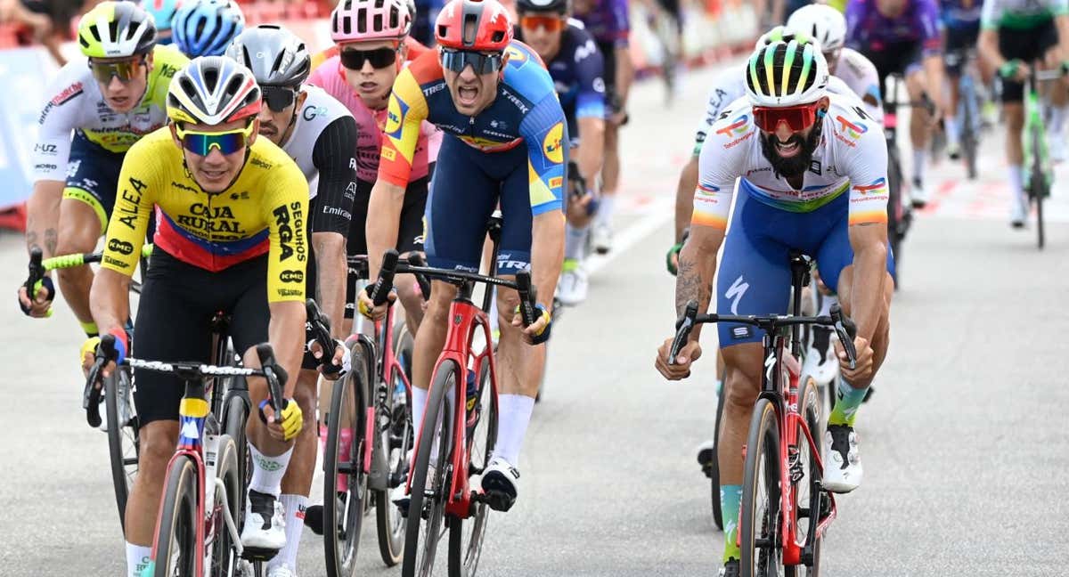 Geoffrey Soupe, a la derecha, en el esprint final de Oliva./AFP