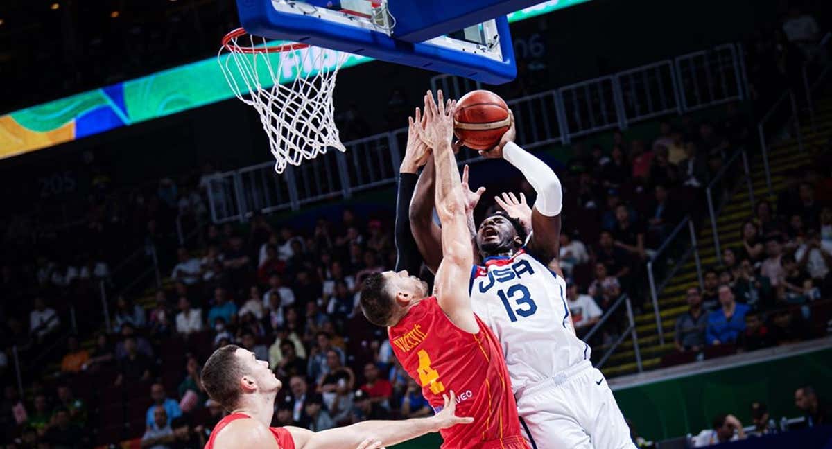Vucevic defiende a Jaren Jakson Jr. durante el EE. UU. - Montenegro. /FIBA