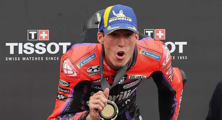 Aleix Espargaró celebra su triunfo en la carrera al sprint en Montmeló.
