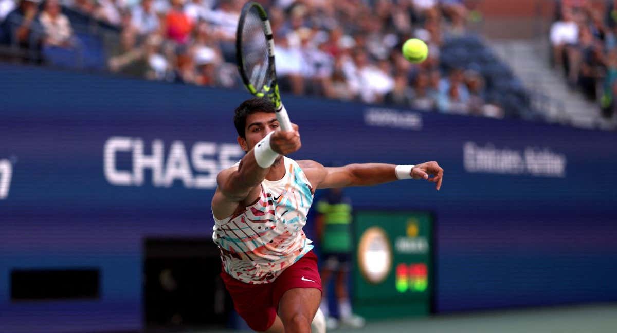 Carlos Alcaraz golpea una derecha durante la tercera ronda ante Daniel Evans. /REUTERS
