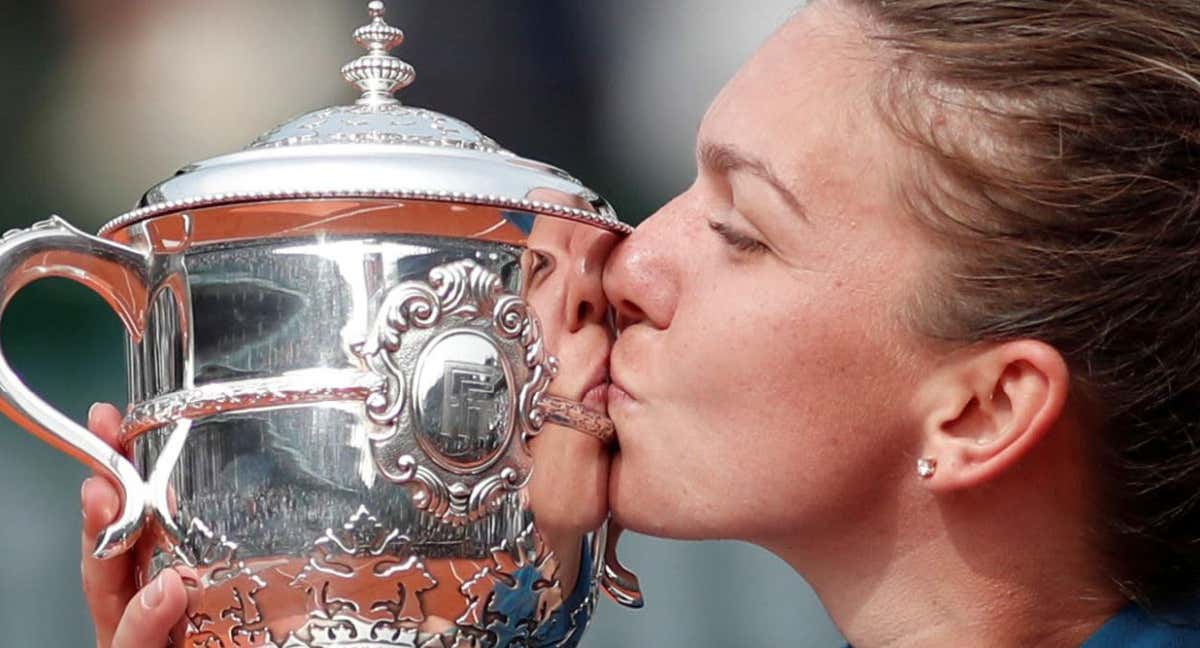 Simona Halep besa el trofeo como ganadora de Roland Garros, en 2018./REUTERS