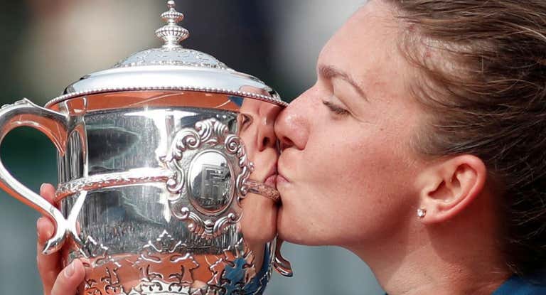 Simona Halep besa el trofeo como ganadora de Roland Garros, en 2018.