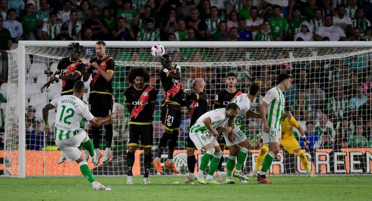 Willian José dispara para anotar el gol de la victoria./AFP