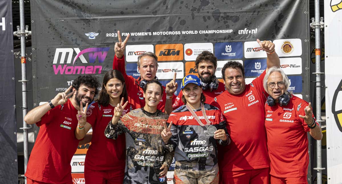 Daniela Guillén, con todo el equipo GasGas y Gabriela Seisdedos, celebra su subcampeonato del mundo de motocross. /Juan Pablo Acevedo